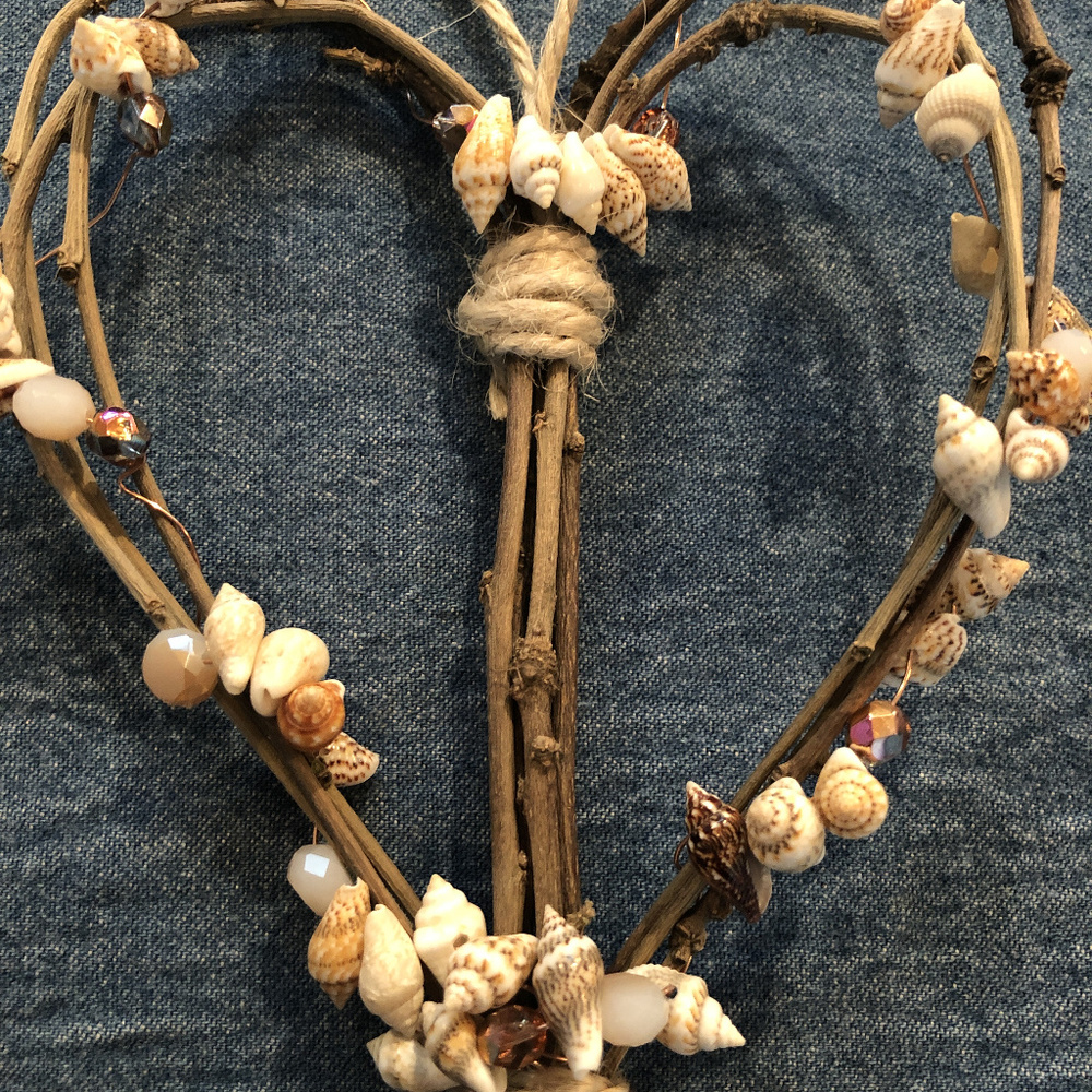 Twig heart with shells and crystals - Picture 2 of 3